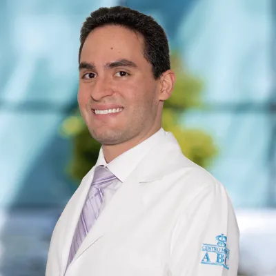 Dr Jorge Carlos Salado Burbano del Centro Médico ABC, especialista en Medicina Interna