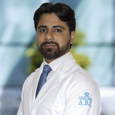 Dr. Alistair Jimenez Triana del Centro Médico ABC, especialista en Medicina Interna