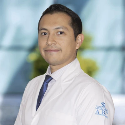 Dr. Carlos Enrique Valderrama Xilotl del Centro Médico ABC, especialista en Medicina Interna
