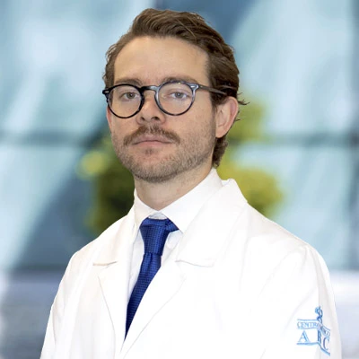 Dr. Arturo Larrea Najera del Centro Médico ABC, especialista en Otorrinolaringología y Cirugía de cabeza y cuello