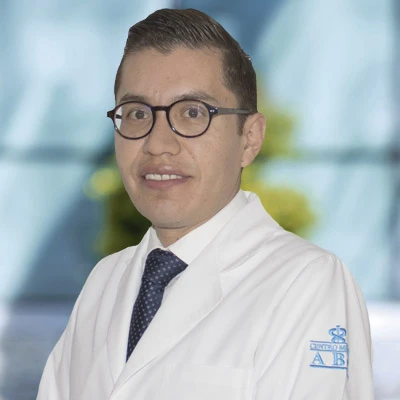 Dr Adrián Esteban Caballero Islas del Centro Médico ABC, especialista en Medicina Interna