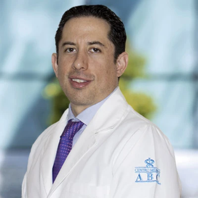 Dr. Francisco Oliveros Valdes del Centro Médico ABC, especialista en Oftalmología