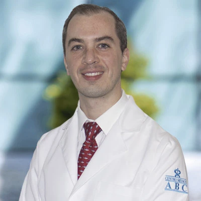 Dr Alejandro Ezquerra Osorio del Centro Médico ABC, especialista en Medicina Interna