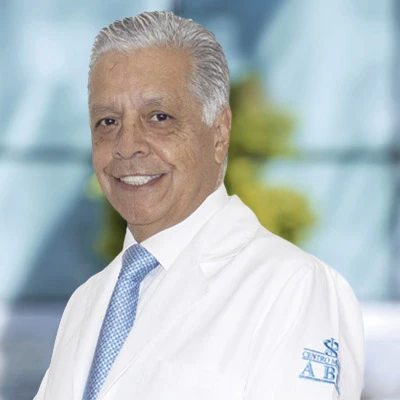 Dr Carlos Navarro Martinez del Centro Médico ABC, especialista en Ginecología y Obstetricia
