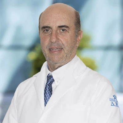 Dr. Carlos Gonzalez De Cosio Corredor del Centro Médico ABC, especialista en Cirugía General