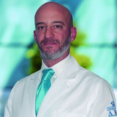 Dr Óscar Calderón Wengerman del Centro Médico ABC, especialista en Otorrinolaringología y Cirugía de cabeza y cuello
