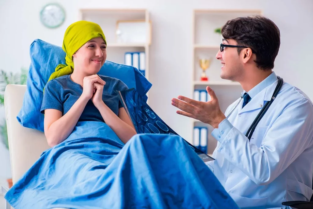 Paciente en el área de oncología médica recibiendo buenas noticias por parte de su doctor.