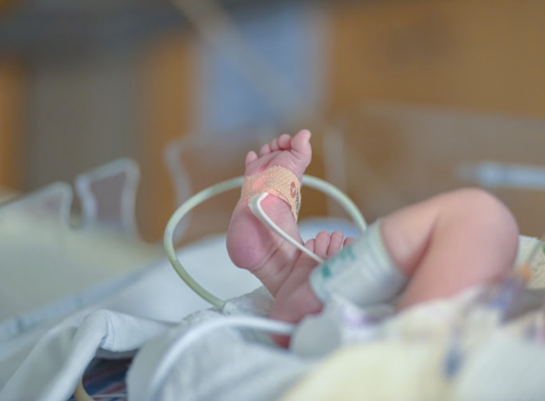 Pie de un bebé recién nacido con asistencia médica