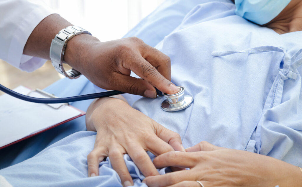 Doctor atendiendo a un paciente en medicina interna de México