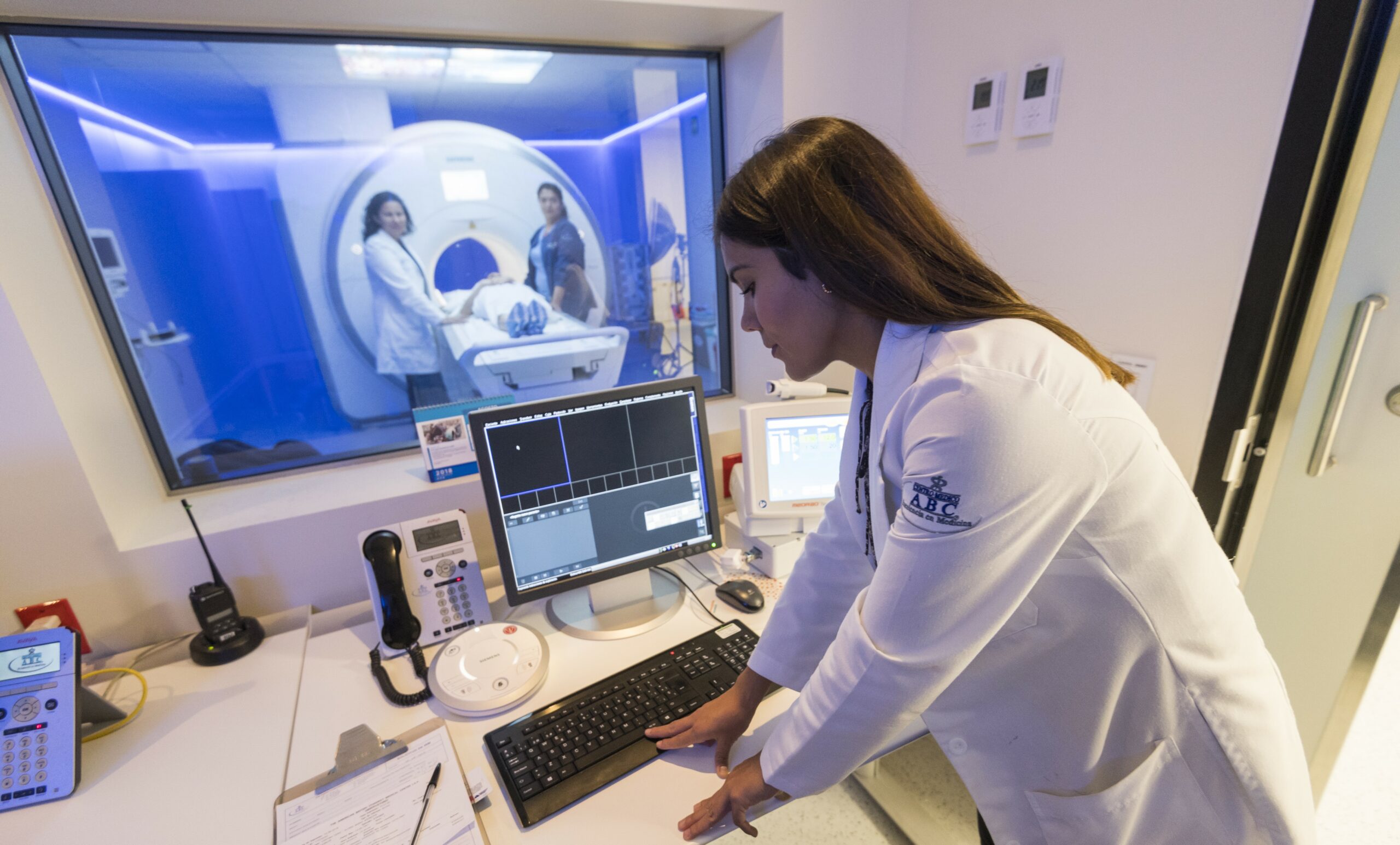 Doctores supervisando una resonancia magnética