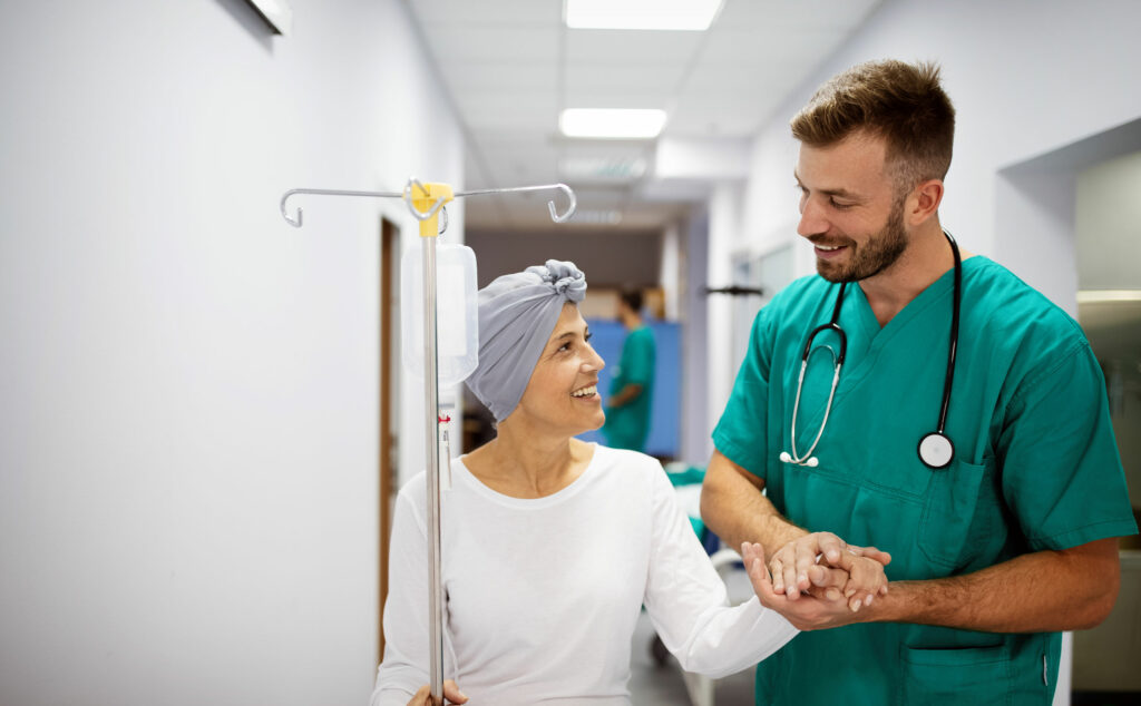 Médico de cirugía y procedimientos en oncología con paciente internado