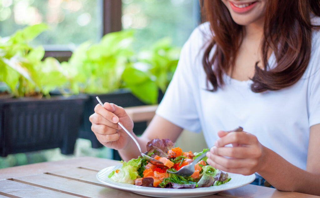 Mujer preparando su comida para una alimentación saludable