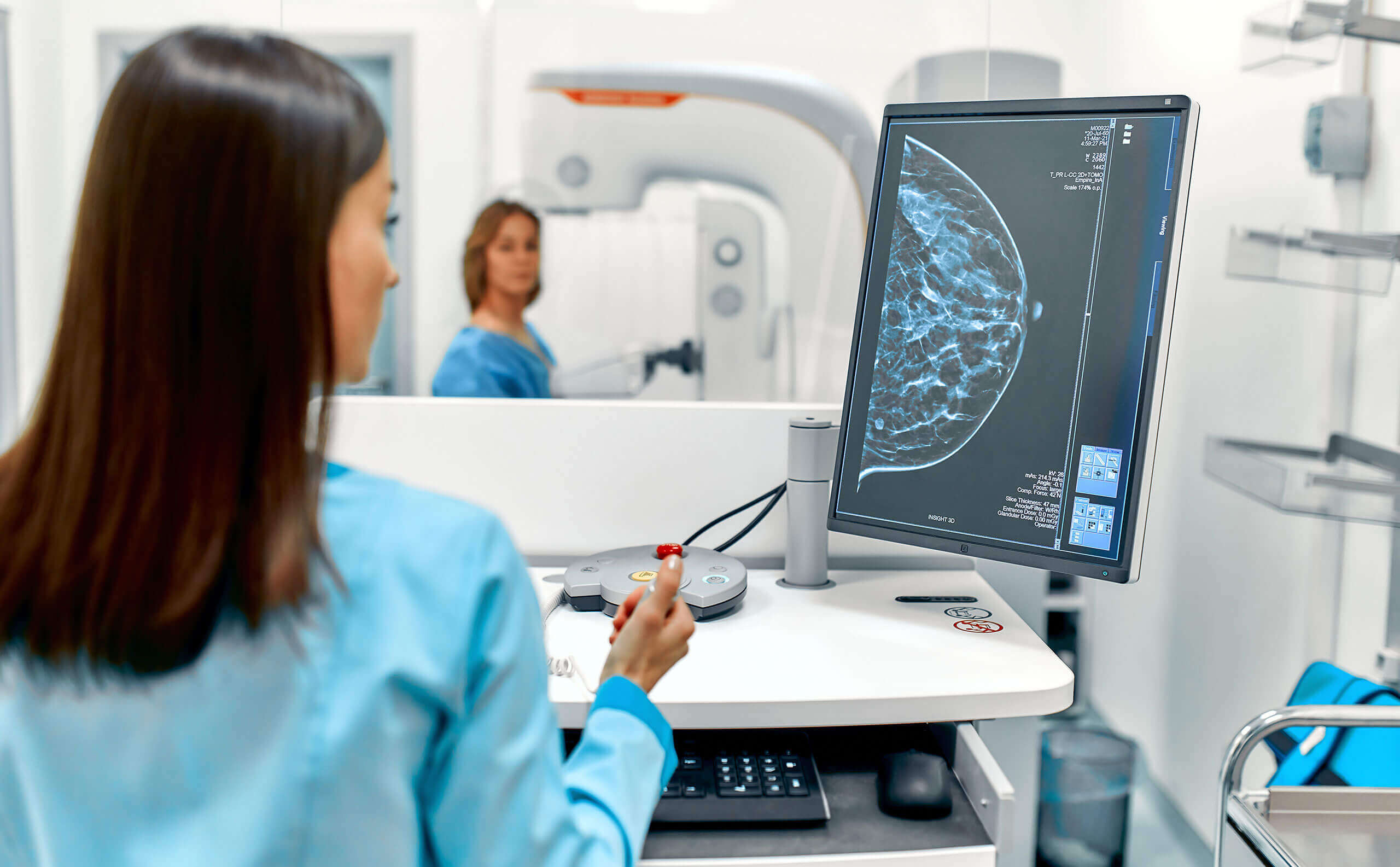 Médica realizando una mastografía o mamografía 