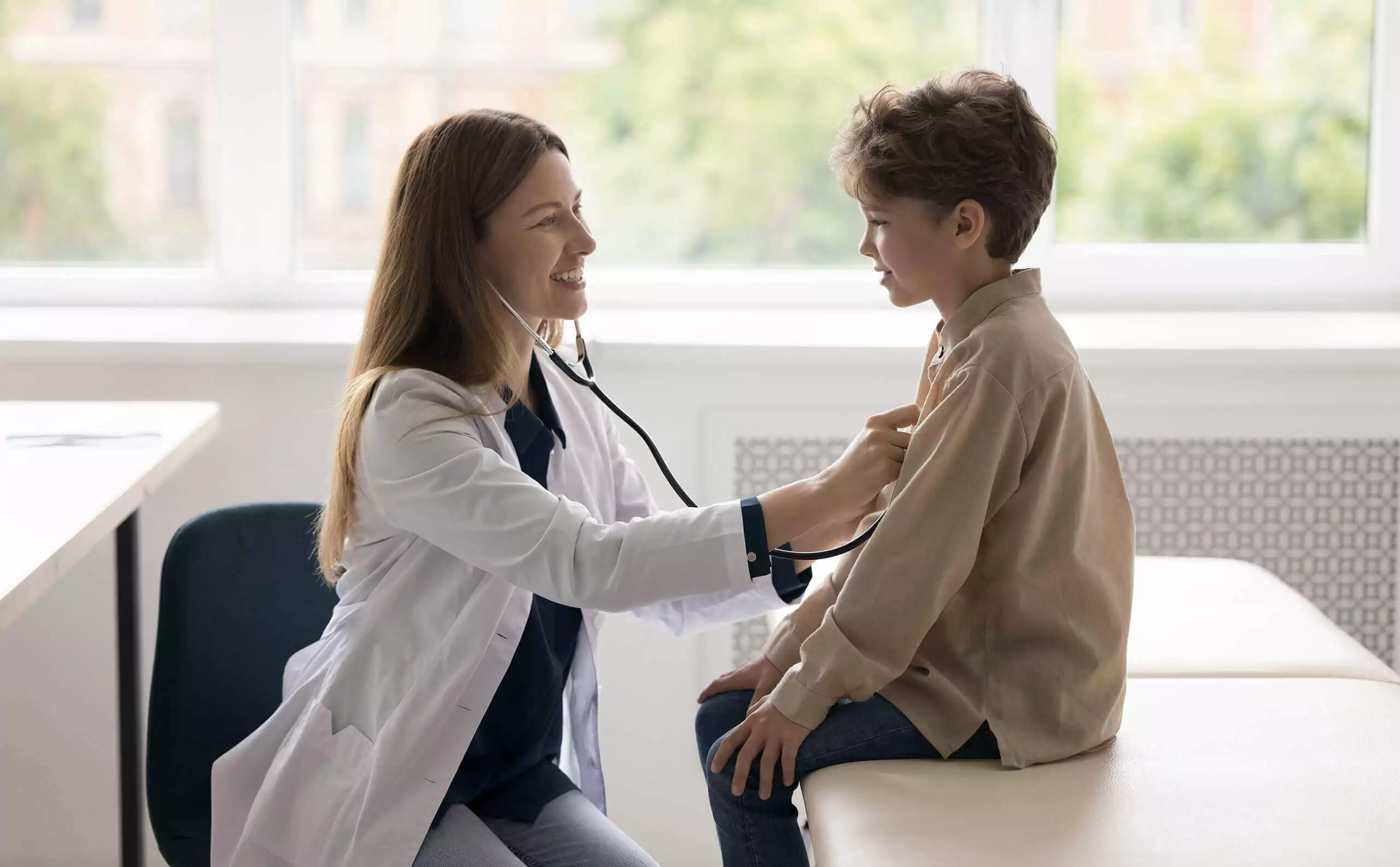 Médica verificando la frecuencia respiratoria en un niño