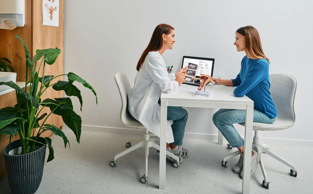 Médica y paciente en el consultorio de ginecología