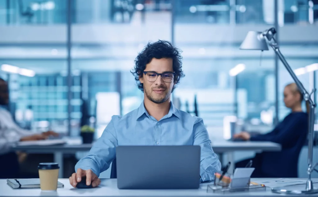 Cuida tus ojos frente a la computadora