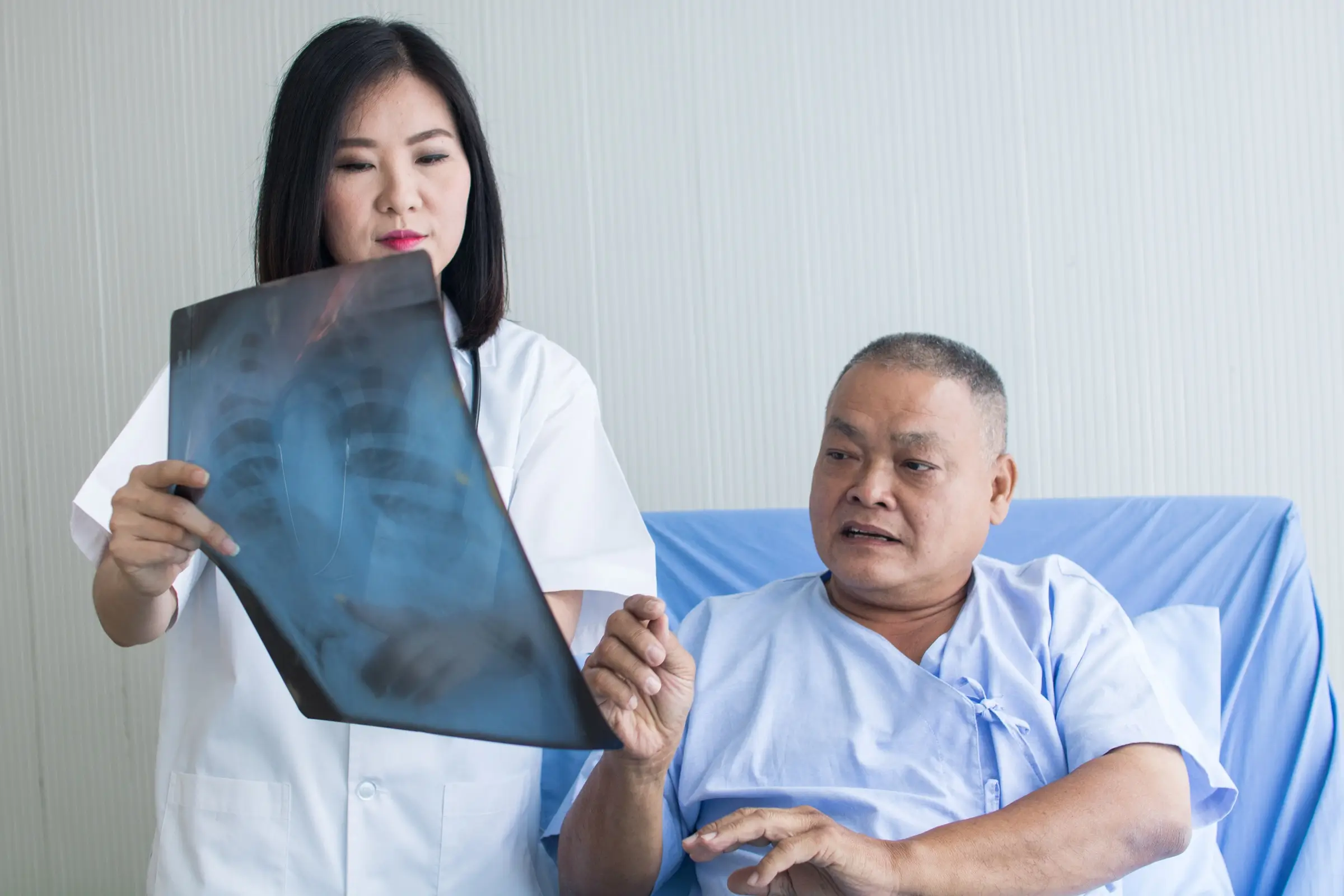 Tuberculosis, Doctora leyendo radiografía a paciente, radiografía de pulmones