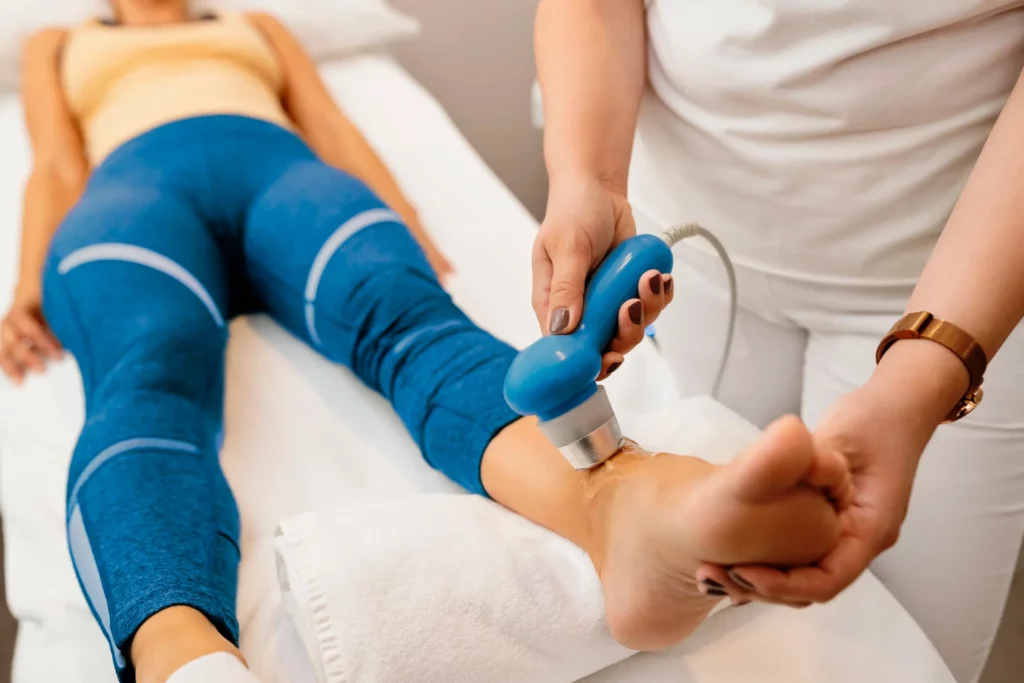 Mujer recibe terapia tras sufrir un esguince de tobillo.