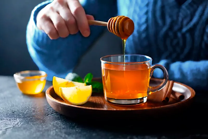 Hombre probando miel como un remedio casero para la tos