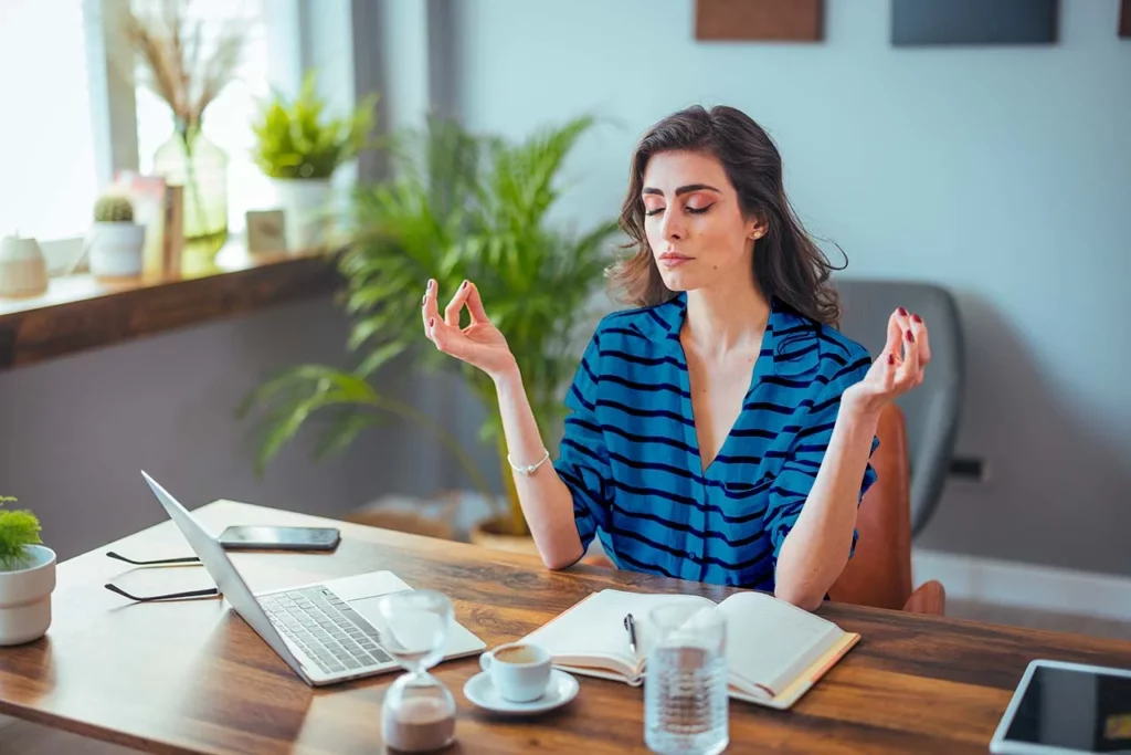 Joven respirando para relajarse en el trabajo 