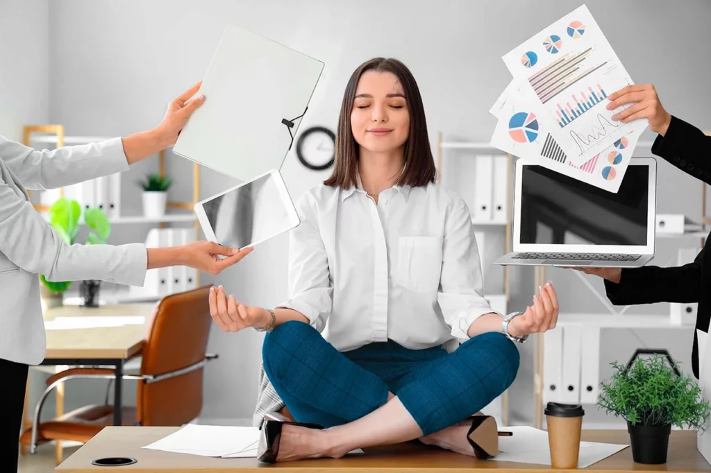 mujer con mucha carga de trabajo tomando un descanso para enfocarse