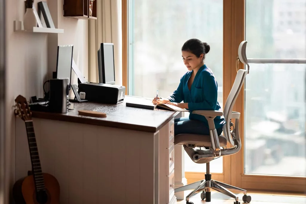 Mujer con silla ergonómica haciendo home office 