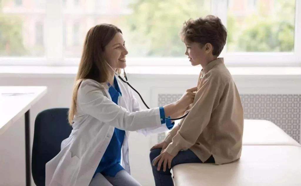 Doctora realizando una revisión de la frecuencia respiratoria en niños.
