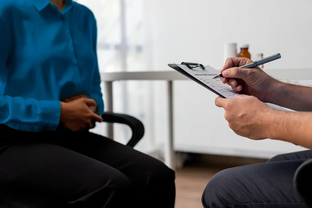 Paciente frente al médico indicando los síntomas de intoxicación que tiene, para que le brinden un tratamiento adecuado.