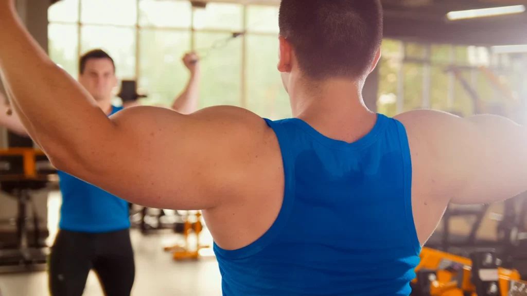 Hombre entrenando, que sin el debido estiramiento podría resultar en uno de los diferentes tipos de desgarro muscular.