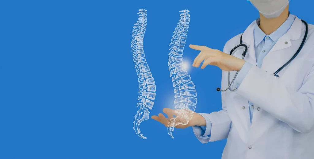 Médico señalando en hologramas cuál es el área de lordosis lumbar en una columna.