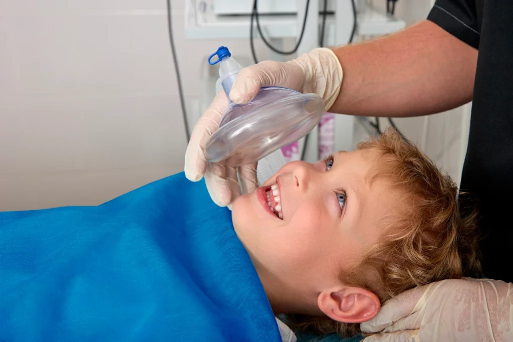 Niño recibiendo anestesia pediátrica antes de que se le realice un procedimiento quirúrgico.