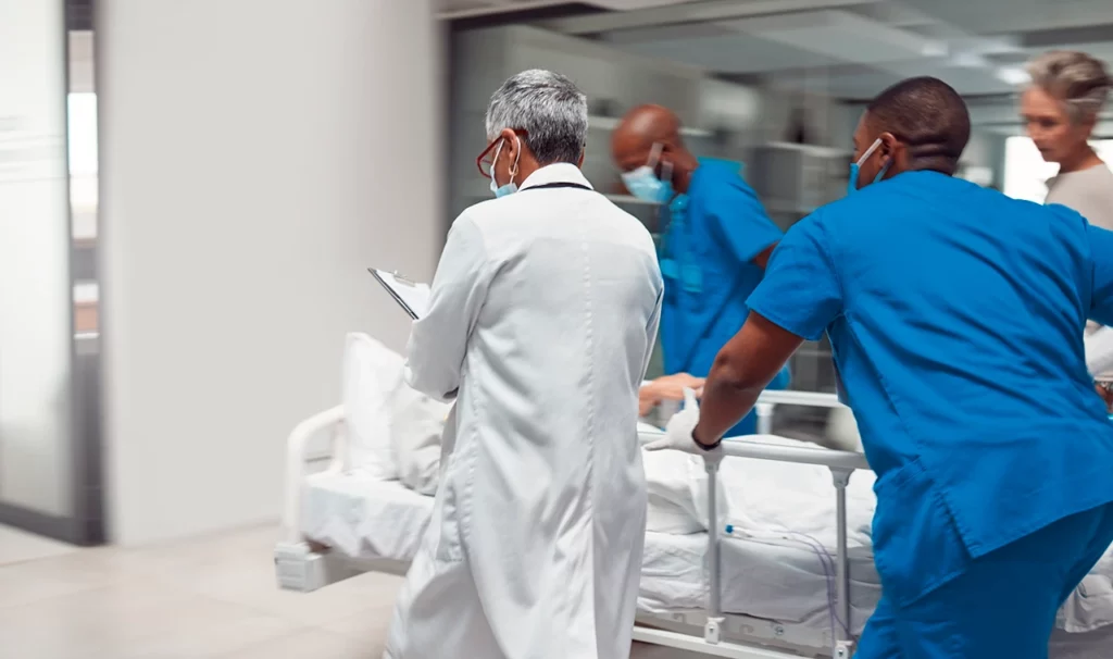 Médico atendiendo a un paciente que ha presentado un choque hipovolémico, de camino a urgencias.