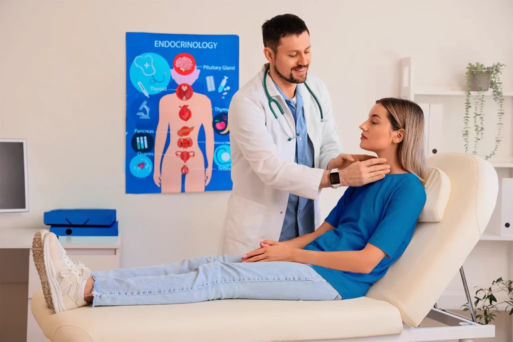 Médico revisando a paciente para conocer lo que es el sistema endocrino de ella y qué áreas pueden estar alteradas.