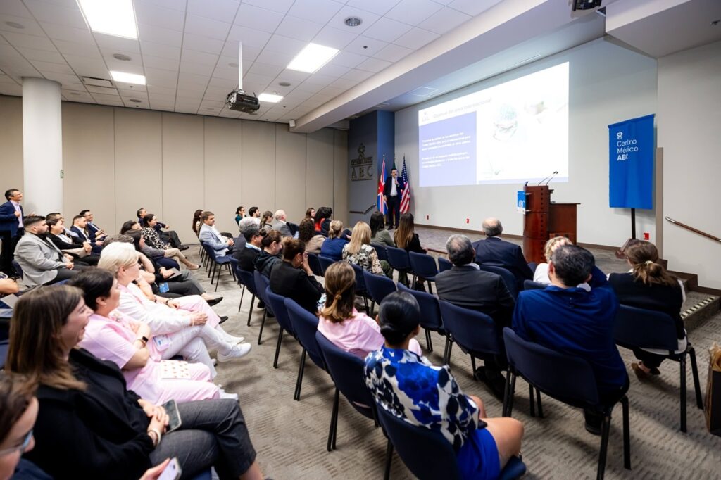 Asistente al kick off del proyecto Pacientes Internacionales del Centro Médico ABC el 10 de mayo 2025.