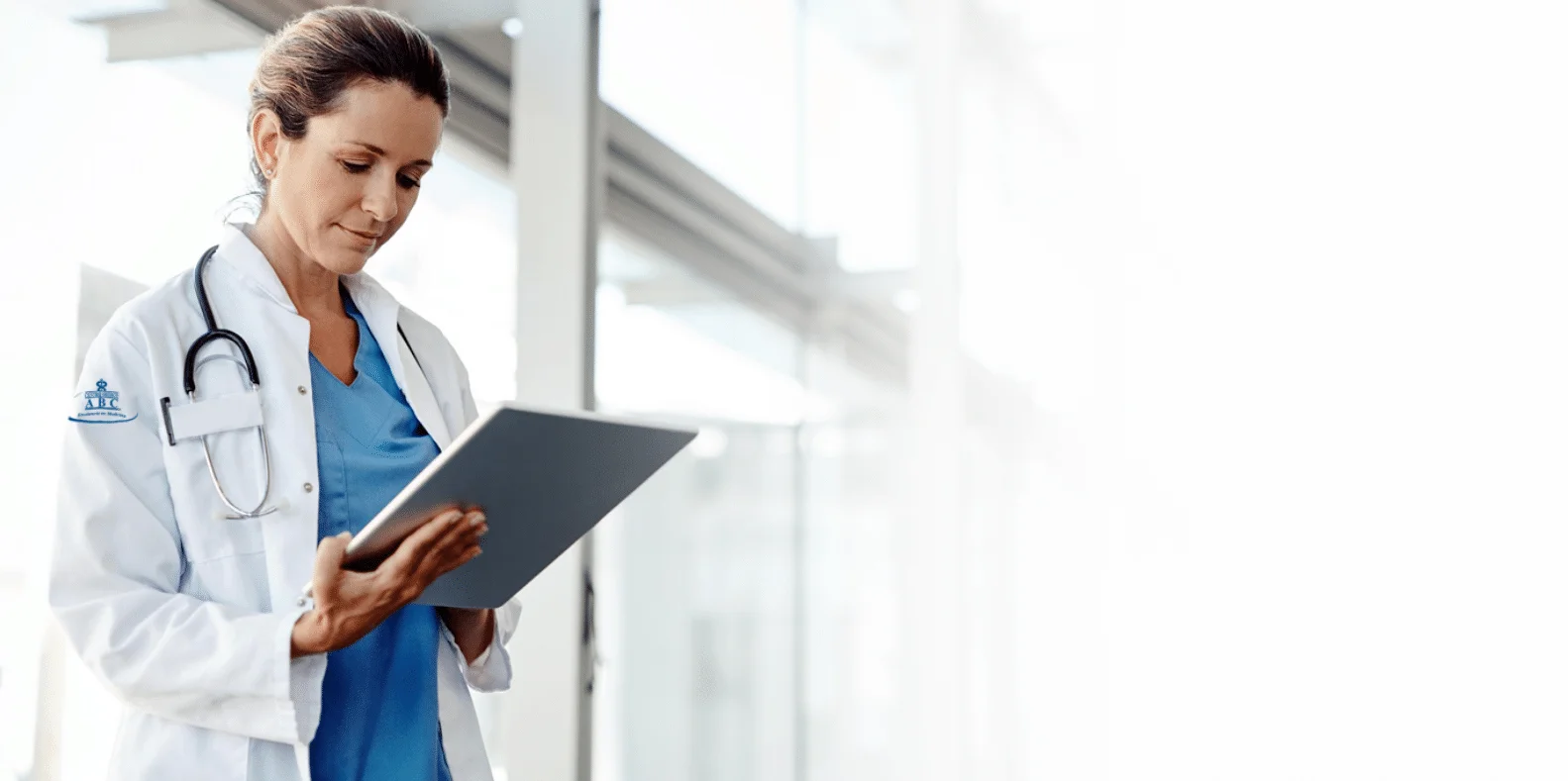 Doctora con expediente electronico
