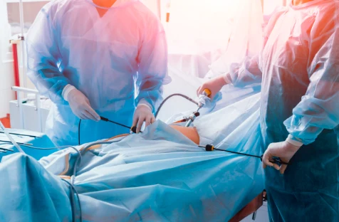 Médicos realizando una cirugía ginecológica con la asistencia de un robot Médicos realizando una cirugía ginecológica con la asistencia de un robot