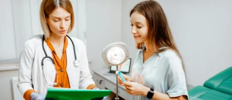 Médica enseñándole estudios a una paciente adolescente Médica enseñándole estudios a una paciente adolescente