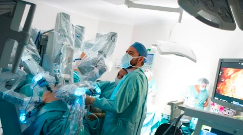 Médicos realizando una cirugía laparoscópica de mínima invasión en quirófano Médicos realizando una cirugía laparoscópica de mínima invasión en quirófano