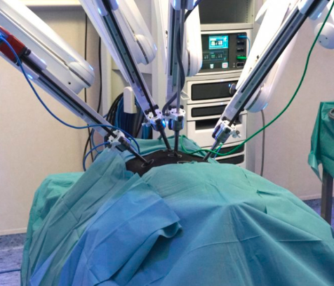 Robot asistiendo en una cirugía ginecológica