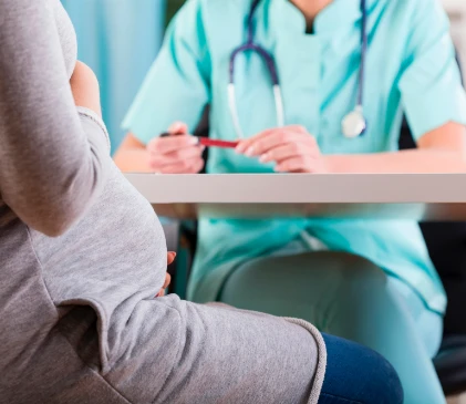 abc-centro-obstetricia-dra-dando-consulta abc-centro-obstetricia-dra-dando-consulta