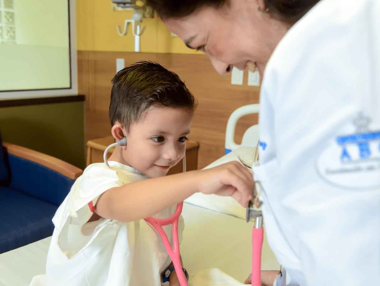Cardiologo pediatra atendiendo a un niño en Centro Médico ABC