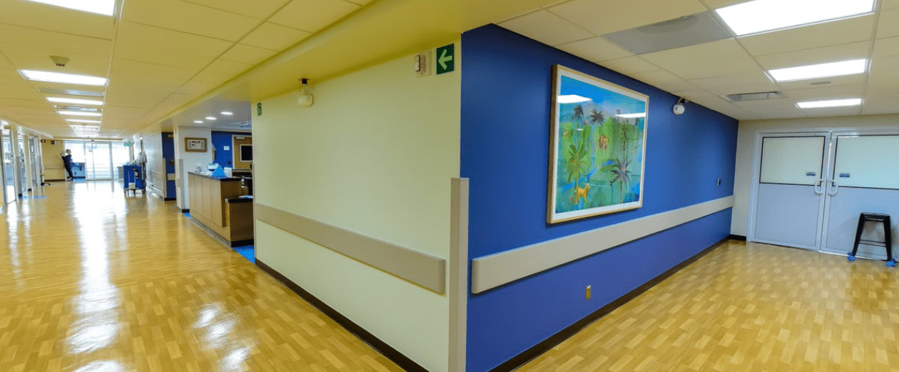 Imagen de los consultorios pediátricos y sala de espera para familiares de Centro Médico ABC
