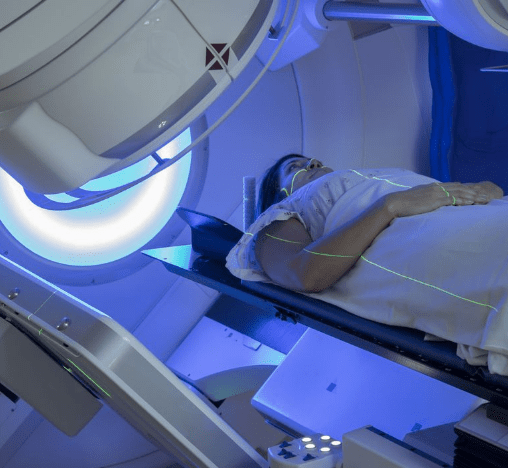 Mujer entrando a radioterapia