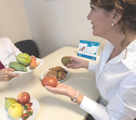 Mujer realizando consulta nutricional con un especialista