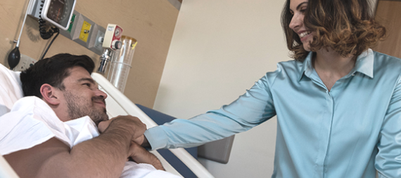 Hospitalización post quirúrgica Paciente operado hospitalizado recibiendo visitas.