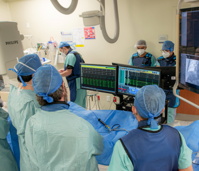 Grupo de cirujanos alrededor de un paciente bajo cirugía.