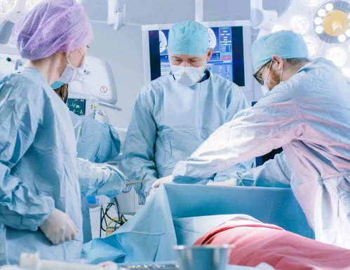 Cirugía por tumor cerebral Grupo de cirujanos realizando una operación en quirófano