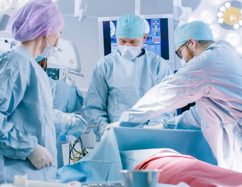 Grupo de cirujanos realizando una operación en quirófano