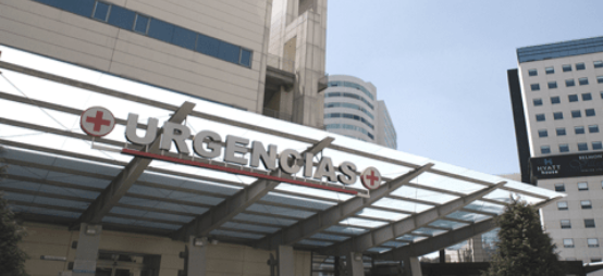 Cartel de urgencias Cartel de urgencias en la entrada del centro