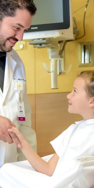 Niña y cardiologo infantil en el consultorio de Centro Medico ABC